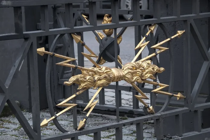 Gate details that remind us that the Army Museum used to house an artillery regiment. Photo: I99pema (CC BY-SA 3.0)