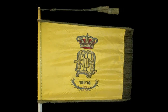 Standard m/1880 for the Småland Hussar Regiment. On one side, Oscar II's monogram in gold beneath a closed royal crown in gold with red silk lining. Photo: Armémuseum (CC BY-SA 4.0)