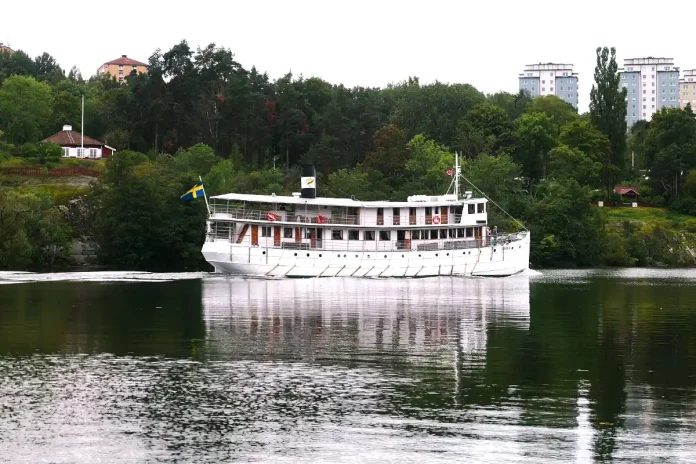 Diana, originally a steam ship, on Årstaviken, passing Årstaskogen. Photo: Sinikka Halme (CC BY-SA 4.0)