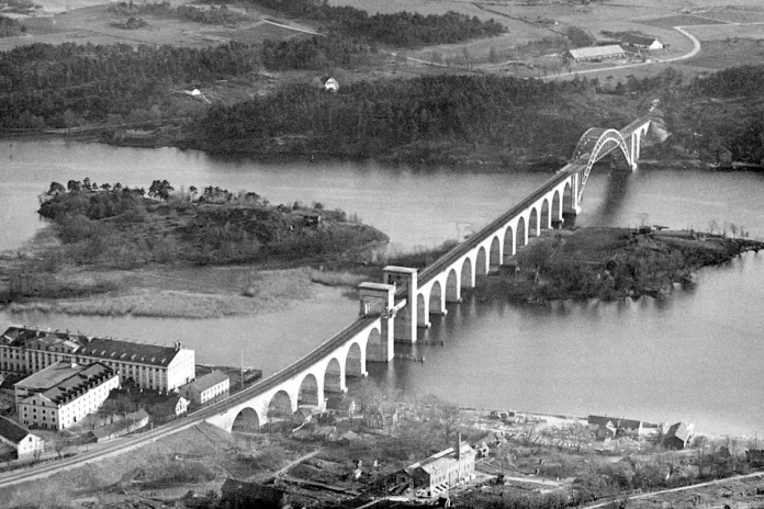 The old Årsta Bridge southward from Södermalm over Årstaviken, towards Årstaskogen, in 1934. Photo: Oscar Bladh (Public Domain)