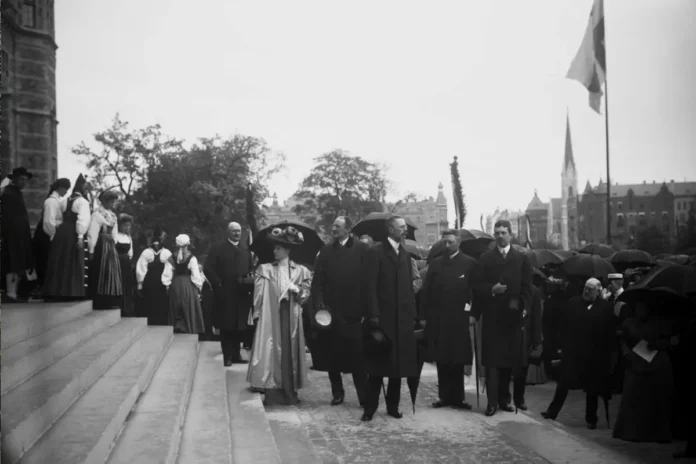 The opening of the Nordic Museum in 1907. Crown Prince Gustav declares the Nordic Museum open. Public domain.