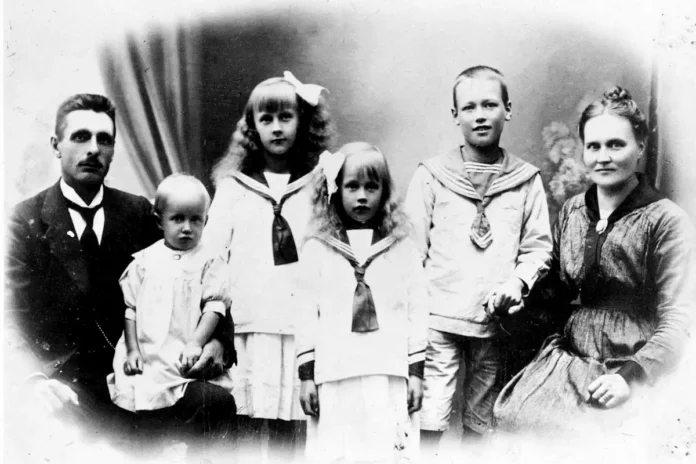 Childhood photo of Astrid Lindgren (third from the left) together with her parents and siblings. Photo: hd.se (Public domain)