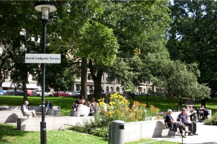 Astrid Lindgren's terrace in Vasaparken. Dalagatan can be seen in the background. Photo: Holger.Ellgaard (CC BY-SA 3.0)