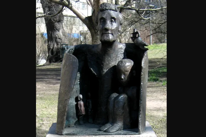 Sculpture in Tegnérlunden depicting Astrid Lindgren, by Majalisa Alexanderson (1996). Photo: Hedning (no rights).