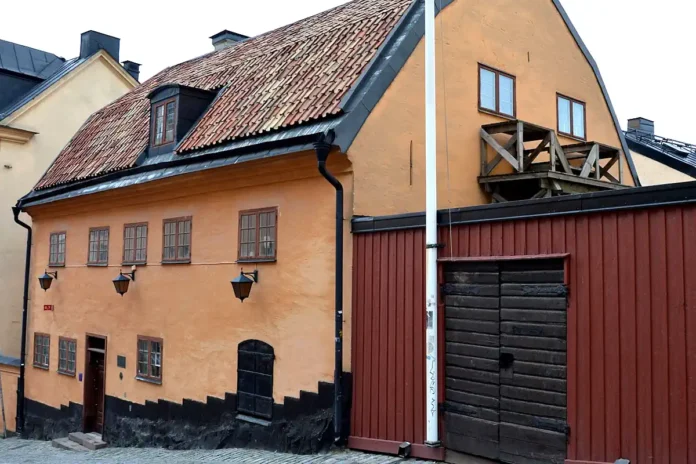 Urvädersgränd 3 on Södermalm, central Stockholm, where Bellman lived from 1770 to 1774. It is sometimes open to the public. Photo: Olaf Meister (CC BY-SA 4.0)