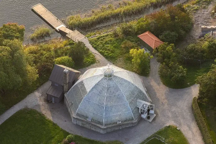 Aerial view of the Victoria Greenhouse, Bergius Botanic Garden, Stockholm. Photo: Arild Vågen (CC BY-SA 4.0)