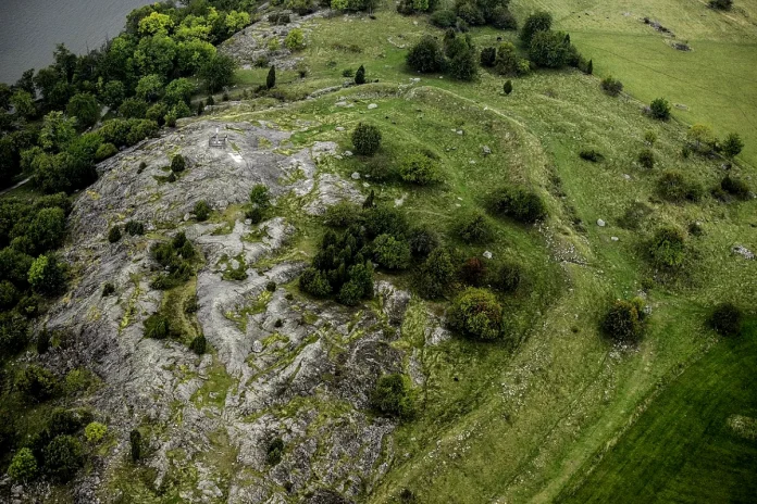 Birkaborgen is the name of the ancient fortress that existed at Birka on Björkö island outside of Stockholm. Photo: Arild Vågen (CC BY-SA 4.0)