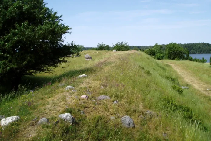 The old fortress wall at Birka. Photo: I, Nordelch (CC BY 2.5)