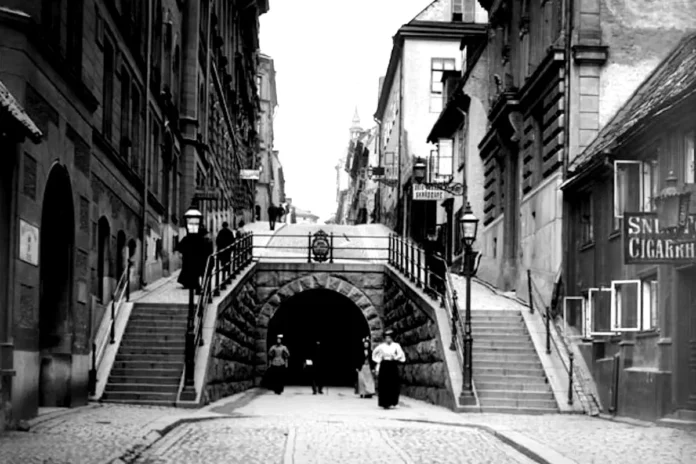 The tunnel opening to the Brunkeberg Tunnel, seen from Tunnelgatan, year 1896. Photo: Carl Johan Gimberg (Public domain)