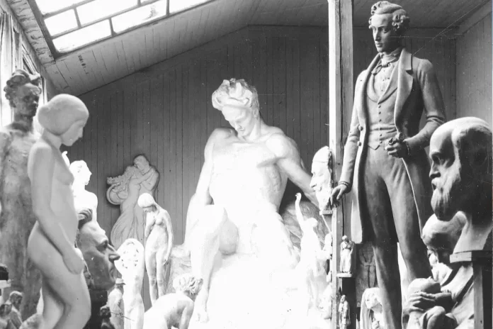 Carl Eldh in his studio. On the right, the sketch for the statue of Prince Gustaf in Uppsala can be seen. Photo: Svenska Dagbladet - Digitala stadsmuseet/Public domain