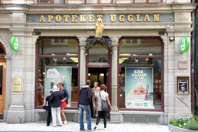 The pharmacy Ugglan at Drottninggatan 59 has had the same address since 1798. Photo: Holger.Ellgaard (CC BY-SA 3.0)