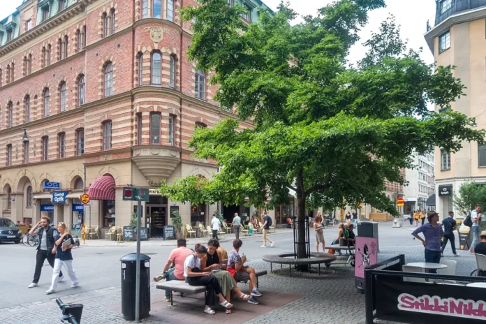 Peter Weiss Square on Drottninggatan, approximately at the level of Adolf Fredrik Church. Photo: Frankie Fouganthin (CC BY-SA 4.0)