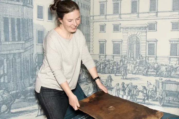 Try if you can lift the world's largest coin. Royal Coin Cabinet in Stockholm. Photo: Ola Myrin/Kungl. Myntkabinettet