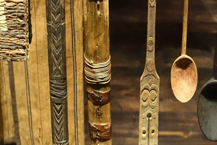 Tools, Ainu people, Japan. Exhibit in the Etnografiska museet, Stockholm, Sweden. Photo: Daderot. (CC BY-SA 3.0)