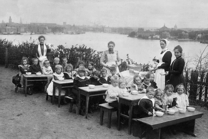 Katarina preschool at Fjällgatan 31, year 1900. Photo: Digitala stadsmuseet (Public domain)