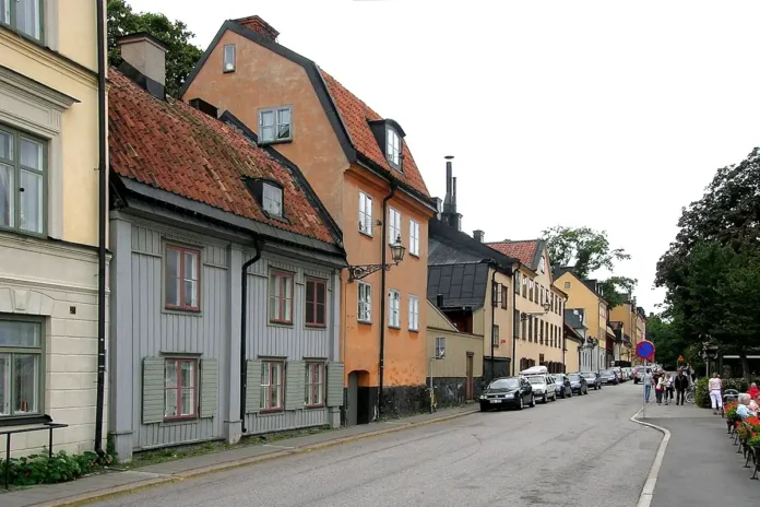 Fjällgatan 40 on Södermalm in Stockholm, with the café to the right. Photo: Jordgubbe (CC BY-SA 2.0)