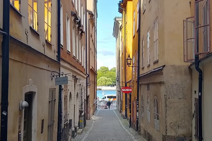 Gamla Stan has a lake (Mälaren) on one side and the sea (the Baltic Sea) on the other side.