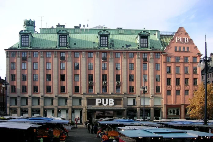 The facade of the PUB department store facing Hötorget in Stockholm, 2007. Photo: Holger.Ellgaard (CC BY-SA 3.0)