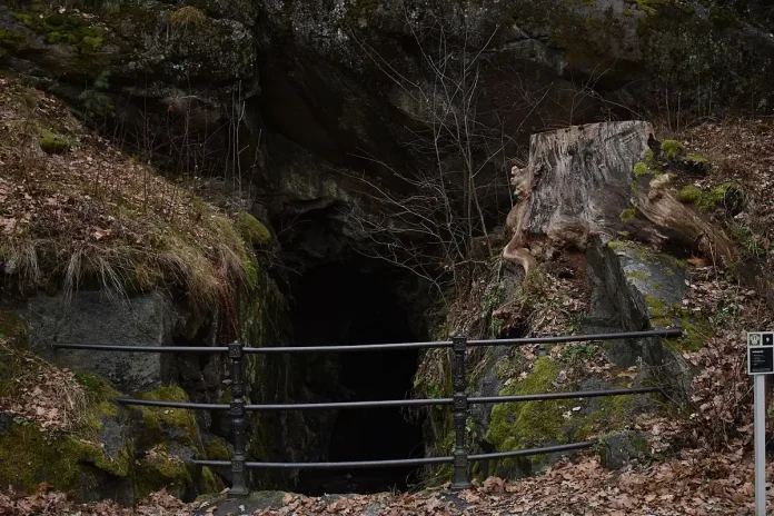 The cave at Haga park. Photo: Jopparn (CC BY-SA 4.0)