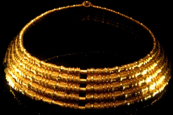 The Five-Ringed Gold Neck Collar, known as the Färjestad Collar from Färjestadens gård, Öland. Photo: Maraire (CC BY-SA 2.0).