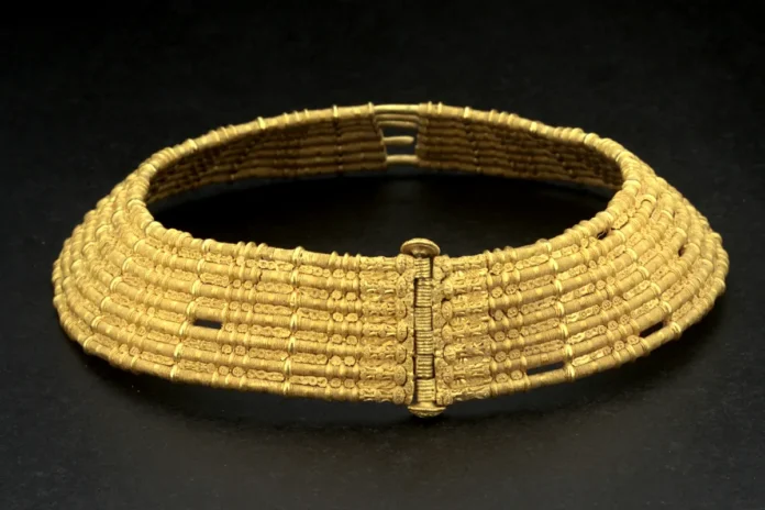 The Möne neck ring, a seven-ringed gold neck ring from Möne parish in Västergötland, discovered in 1864. Photo: Ulf Bruxe, Historiska museet/SHM (CC BY 4.0)