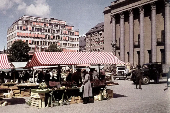 Hötorget in Stockholm 1937, with Kungsgatan in the background and the Concert Hall to the right. Photo: Gunnar Lundh (Public domain)