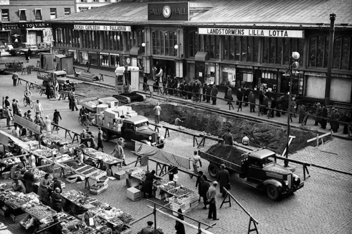 Air raid shelter is being built under Hötorget, the image is from October 1939. (Public domain)