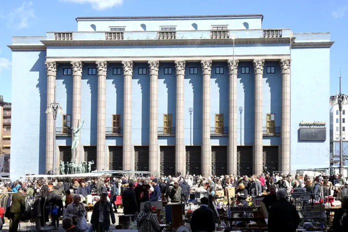 Flea market at Hötorget, usually every Sunday. The Concert Hall in the background. Photo: Holger.Ellgaard (CC BY-SA 4.0)