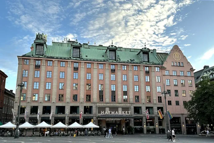 Det före detta varuhuset PUB är idag omgjort till hotell. Photo: Ssu (CC BY-SA 4.0)