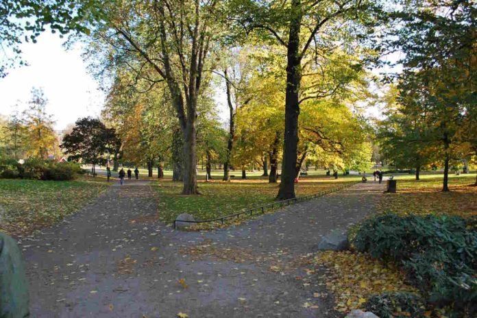 Humlegården, Östermalm, Stockholm, entrance to the park from Runebergsplan.