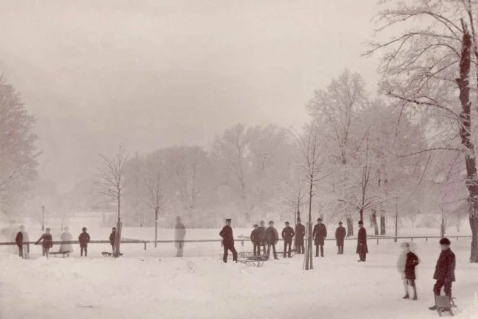 People enjoying the winter in Humlegården in Stockholm city, 1890.