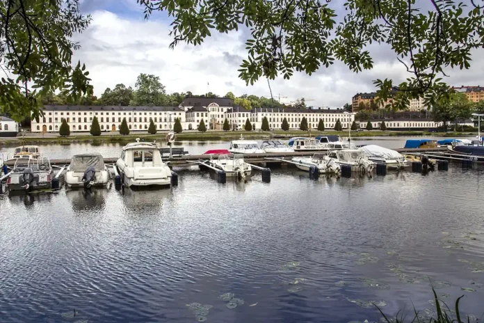 View of Karlberg Palace, seen from Kungsholmen. Photo: Albabos (CC BY-SA 3.0)