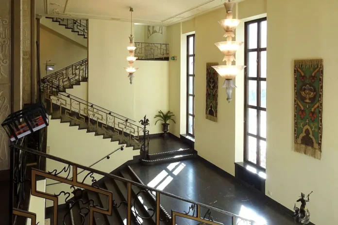 The Concert Hall main staircase, lighting fixture by Robert Hult. Photo: Holger.Ellgaard (CC BY-SA 4.0)