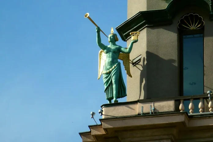 Roof figure on Södra Kungstornet, with a telephone from LM Ericsson. Photo: Holger.Ellgaard (CC BY-SA 3.0)