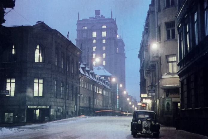 Malmskillnadsgatan in Stockholm in 1946, viewed towards the south, with Kungstornen on the left side. Photo: Gunnar Herbert Lundh (Public domain)