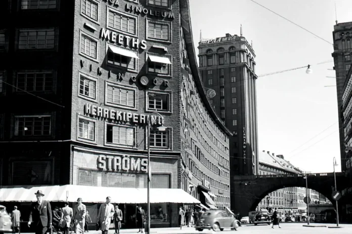 View towards Kungsgatan, Centrumhuset with Ströms Herrekipering and Kungstornen in the background. Year 1957. (Public domain)