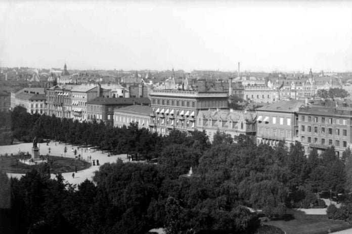 View of Kungsträdgården from the south, around 1900. Public domain.