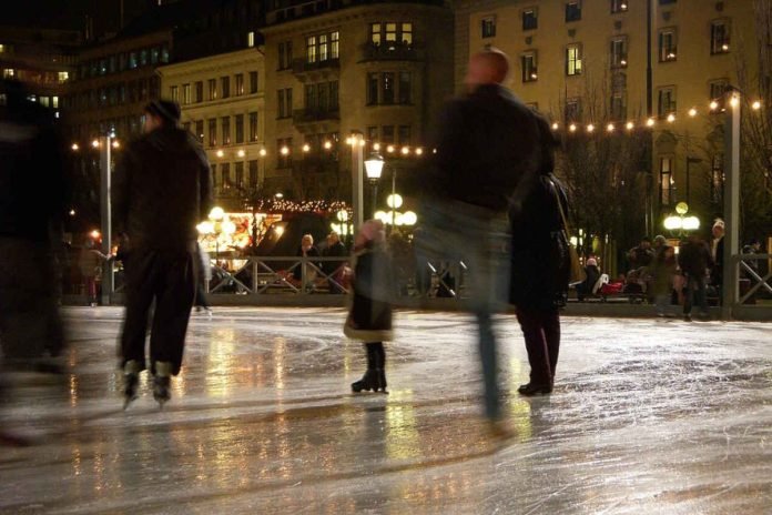 Ice skating in Kungsträdgården, Stockholm. Photo: Holger.Ellgaard (CC BY-SA 3.0).