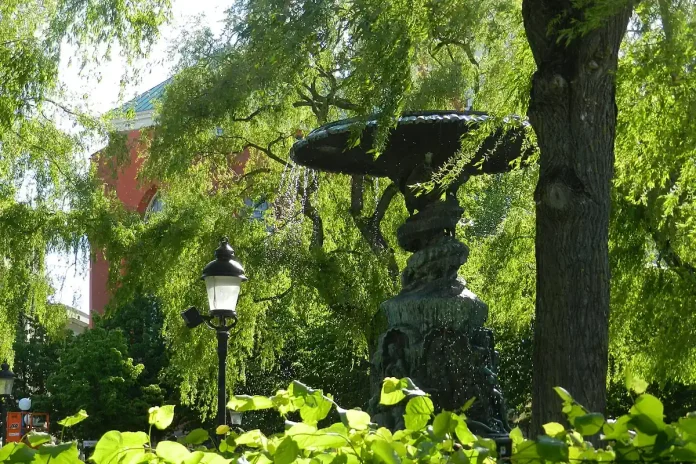 The Molin Fountain from 1873 in Kungsträdgården, with St. Jacob's Church in the background. Photo: Zquid (CC BY-SA 4.0)