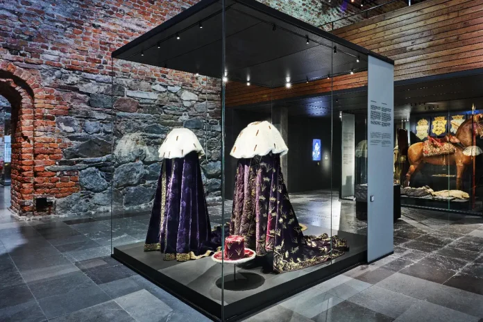 Wearing her coronation mantle (on the left), Kristina was crowned queen in 1650. Photo: Erik Lernestål/Statens historiska museer.