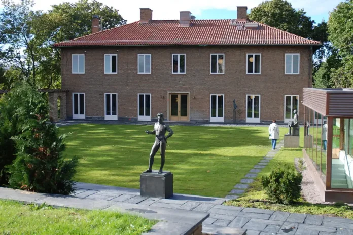 The former laboratory building with the art hall beneath the courtyard and one of the entrances to the right. Photo: Boberger (CC BY-SA 3.0)