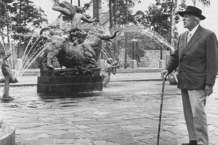 Carl Milles at Millesgården. "Europe and the Bull" visible in the background, early 1950s. Photo: Public domain.