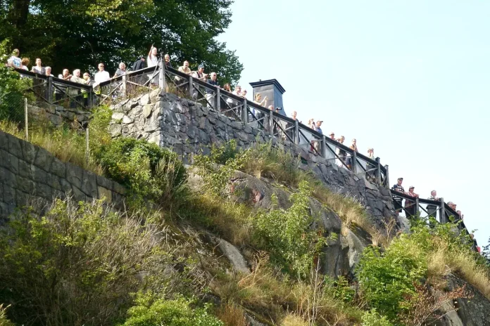 Visitors on Monteliusvägen in Stockholm. Photo: Holger.Ellgaard (CC BY-SA 3.0)