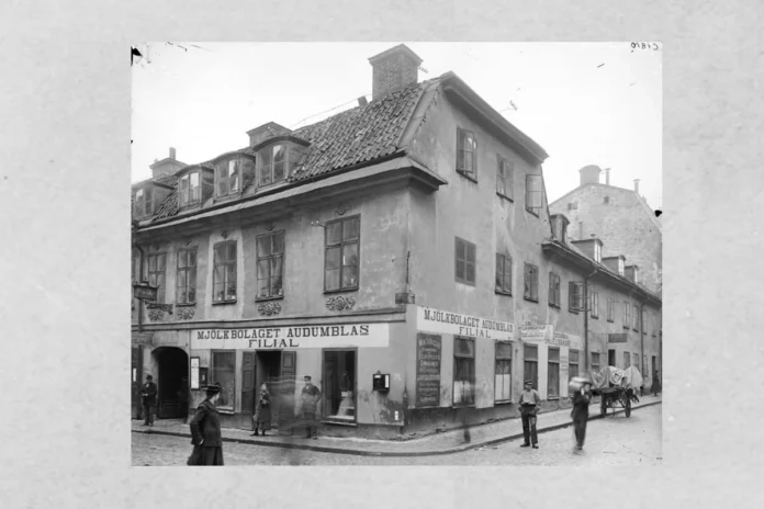 Alfred Nobel's birthplace at Norrlandsgatan 11 in central Stockholm. Photo from 1903. Photo: Anton Blomberg (Public Domain)