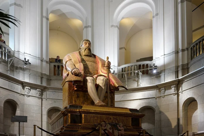 Inside the hall, one is greeted by a colossal statue of Gustav Vasa. The statue is made by Carl Milles. Photo: Ray Swi-hymn from Sijhih-Taipei, Taiwan (CC BY-SA 2.0)