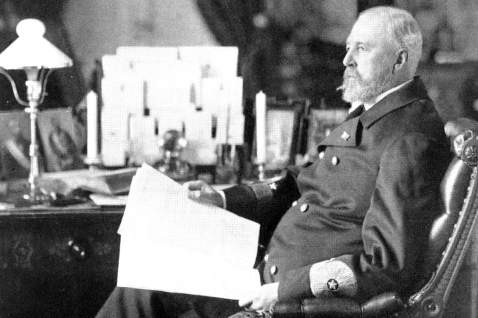 King Oscar II of Sweden at his desk in the Royal Palace. Photo: Unknown (Public domain)