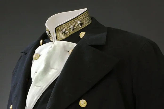 Oscar II's admiral's uniform (Coat of arms for the small dress uniform, navy with admiral's rank insignia). Photo: Livrustkammaren / Göran Schmidt (CC BY-SA, Public domain)