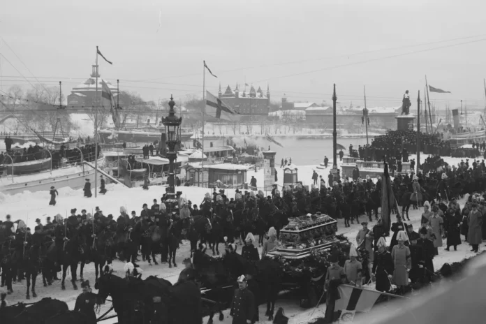 Oscar II's funeral procession through Stockholm in 1907, here at Skeppsbron. Photo: Livrustkammaren (CC0)