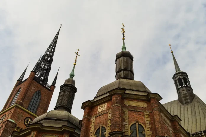 View upwards towards the spires of Riddarholmen Church. Photo: Francisco Anzola (CC BY 3.0)