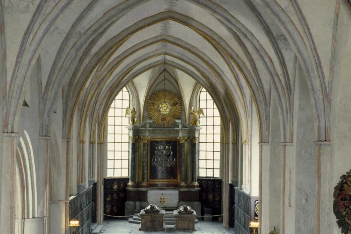 The high choir of Riddarholmen Church, with the grave monuments of Karl Knutsson (1408-1470) and Magnus Ladulås (1240-1290). Photo: Alexis Daflos © Kungl. Hovstaterna